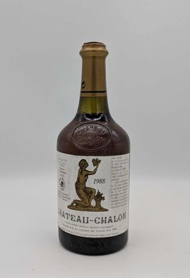 l'image d'une bouteille d'alcool posée sur une table