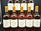 un groupe de bouteilles de vin posées sur une table