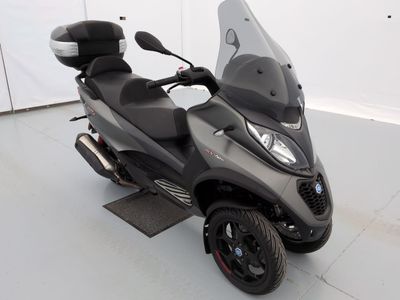 un scooter garé dans un garage