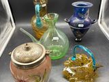 de nombreux vases en verre posés sur une étagère dans une pièce