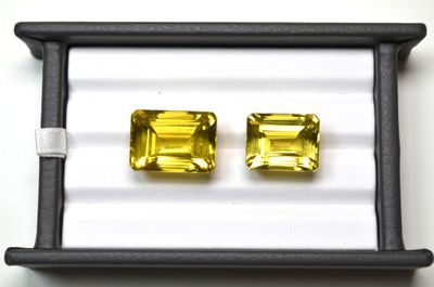 une paire de saphirs jaunes dans un écrin noir