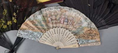 un ventilateur posé sur une table à côté d'un livre