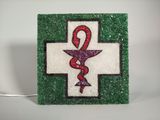 une image représentant une croix sur laquelle est enroulé un serpent