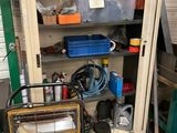 un chariot métallique devant une porte de garage
