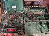 une mallette verte contenant des outils, posée sur une table