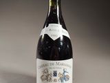 une bouteille de vin posée sur une table
