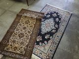 les deux tapis qui se trouvent sur le sol de la pièce