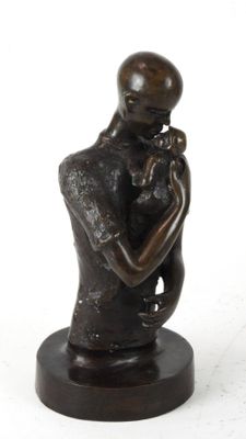 BRONZE à patine brune représentant un homme tenant un enfant…