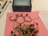 une table rose sur laquelle sont posés tout un tas de bijoux