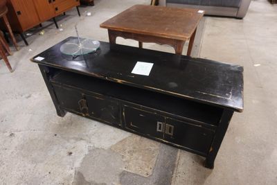 une table sur laquelle est posé un verre, dans une pièce