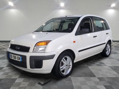 la photo d'une petite voiture blanche garée dans un garage