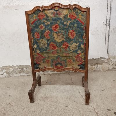 une image d'une chaise avec un dossier rembourré à motifs floraux