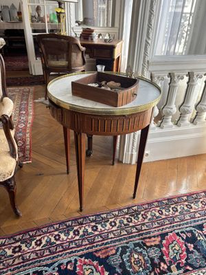 une photo d'un salon avec une table et des chaises