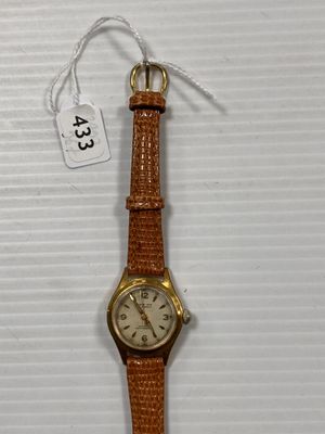 une image représentant une montre-bracelet suspendue à un cordon