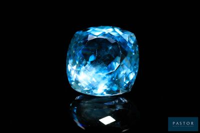 gros plan d'un diamant bleu sur une surface noire