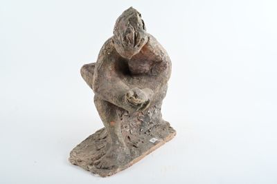 statue représentant un homme assis sur une souche d'arbre, les mains posées sur les genoux