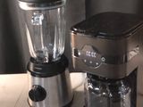 un blender et un mixeur posés sur un comptoir