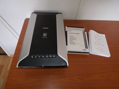 une photo d'un ordinateur de bureau posé sur un bureau