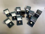 un grand nombre de montres posées sur une table