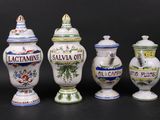 quatre types de vases différents sont présentés sur un fond noir