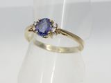 un gros plan sur une bague en or avec un tan tan tan tan tan tan tan tan tan tan tan tan