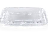 un gros plan d'un cendrier en verre transparent sur fond blanc
