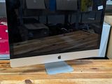 un écran d'ordinateur posé sur un bureau en bois