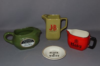 trois types différents de tasses à café sur la table