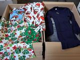 un carton rempli de vêtements et une chemise