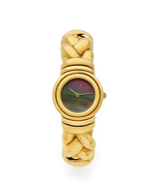 gros plan d'une montre-bracelet en or sur fond blanc