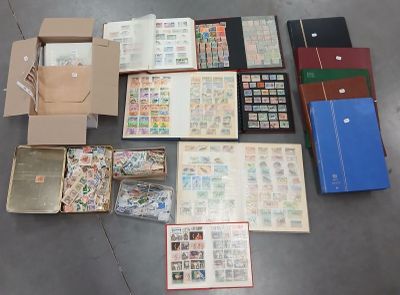 beaucoup de timbres et des timbres dans une boîte