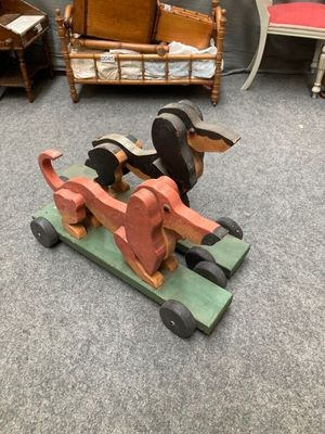 Deux jouets à trainer représentant des chiens, yeux en verre…