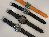 trois types de montres différents sont alignés sur une surface blanche