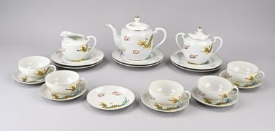 neuf tasses et soucoupes disposées en cercle sur une table