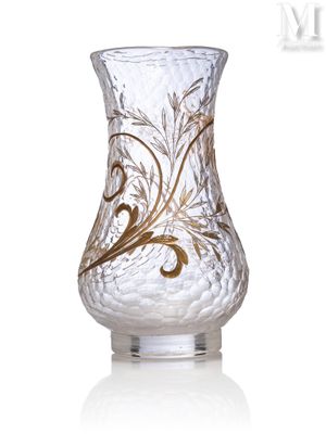 un vase en verre transparent orné d'un motif doré