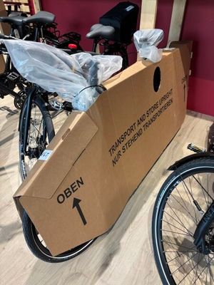 un vélo avec un coffre à l'arrière