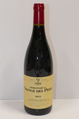 une bouteille de vin posée sur une table