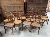 un grand nombre de chaises alignées dans une pièce