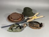 trois chapeaux, un chapeau, un couteau et un chapeau posé sur une table