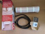 une boîte contenant un rouleau de papier toilette et un tuyau d'arrosage