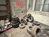 un tas de pneus et d'autres objets dans un garage