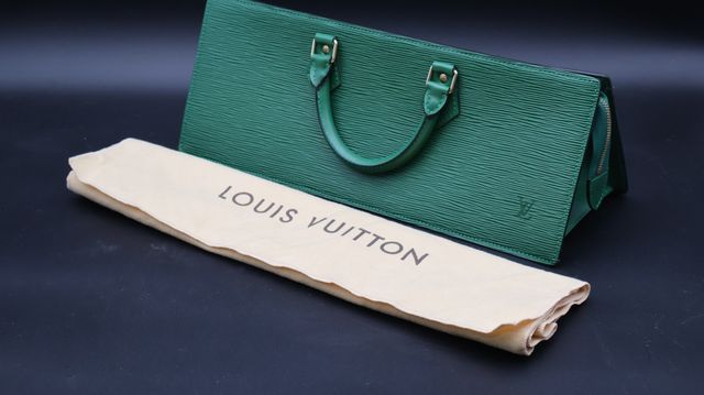 LOUIS VUITTON. Sac à main triangle en cuir épi vert. Intérieur en...