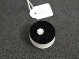 une petite boîte noire ornée d'un diamant blanc