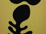 une affiche noire et jaune représentant une main tenant un poisson