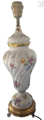 une lampe posée sur un pied, sur un fond blanc
