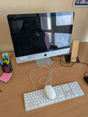 une image d'un écran d'ordinateur et d'un clavier sur un bureau