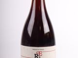 une bouteille de vin posée sur une table