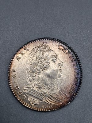 une pièce d'argent portant une tête de femme