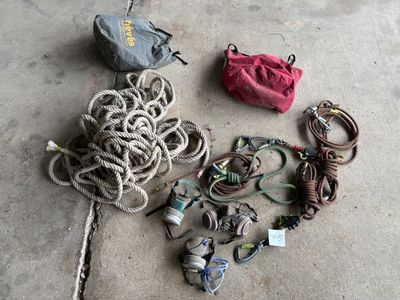 beaucoup de corde et d'autres objets par terre