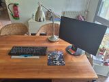 un bureau équipé d'un clavier et d'un écran